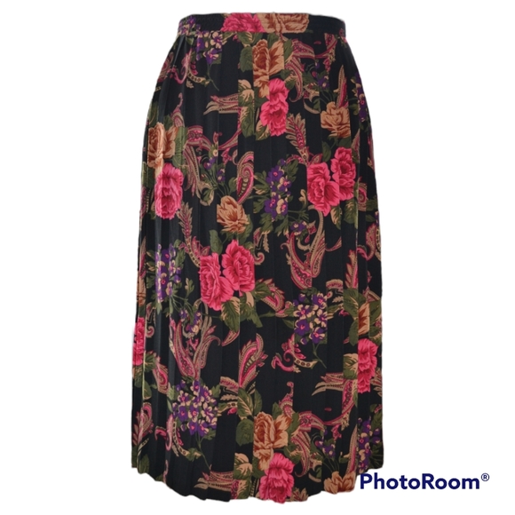 Beautiful Floral and Paisley Alfred Dunner Matching Skirt and Blouse Set - Picture 4 of 16